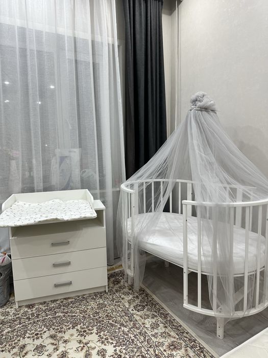 Детская кроватка и пеленальный столик