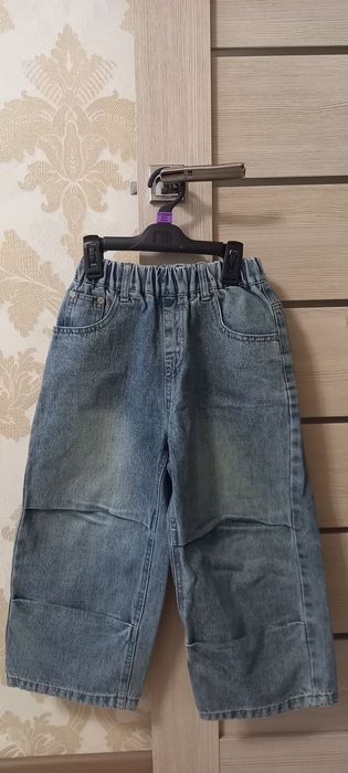 Джинсы детские , стильные.