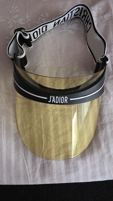 Козирка Dior налична