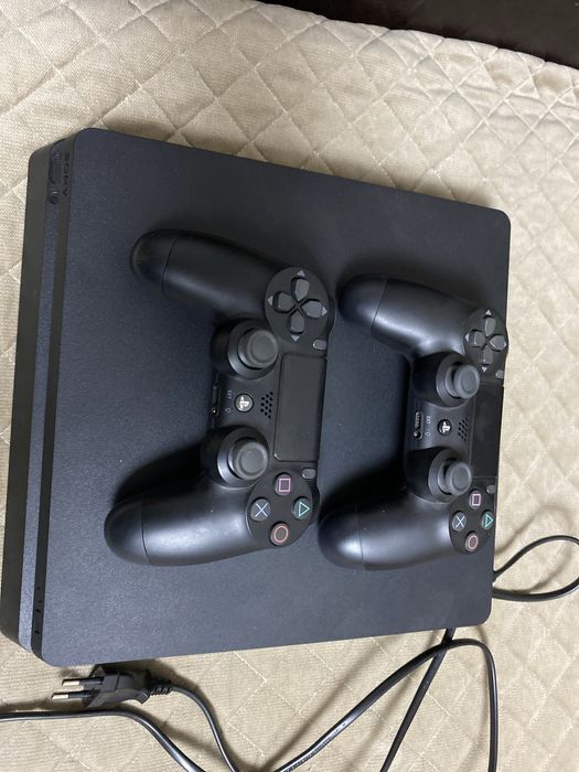 Продам PS 4 в хорошем состоянии