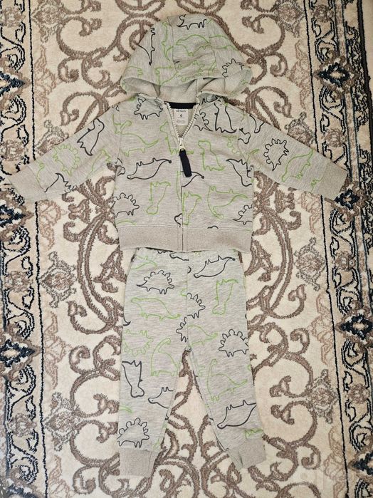 Костюм Carters 6 месяцев.