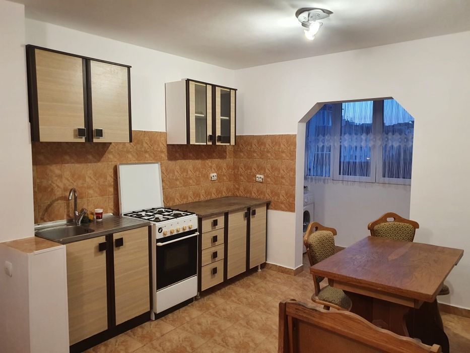 Inchiriez apartament 2 camere, Et.3, Zona Sens