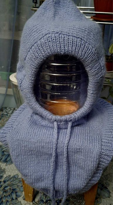 Продается голубой капор и шапочка бини.