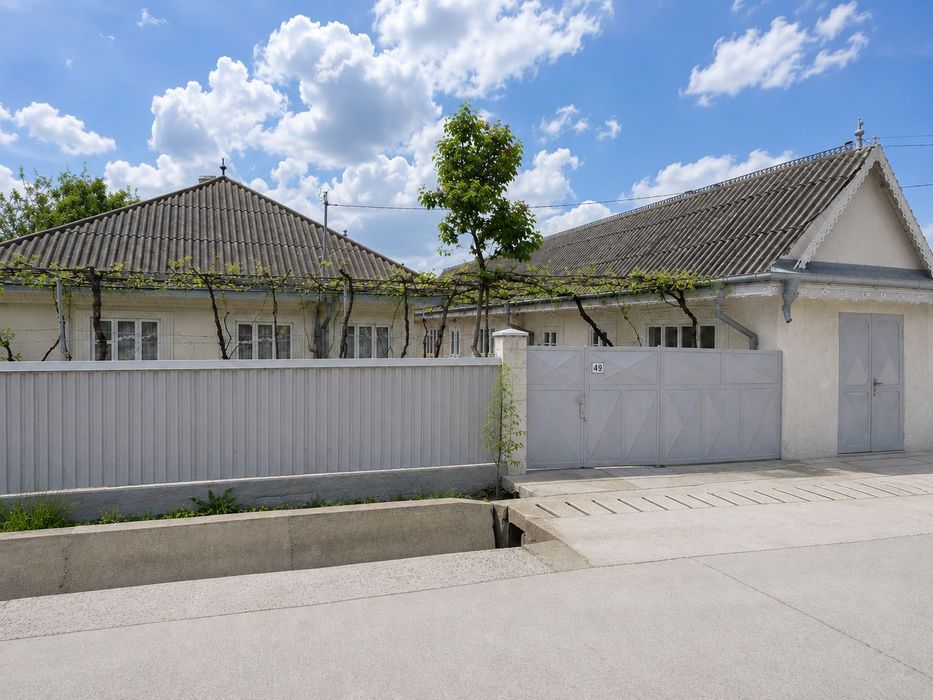 Proprietate completă de vânzare – 7 camere + gospodărie + teren 6000+ mp | Brătești - aproape de Pașcani și autostradă