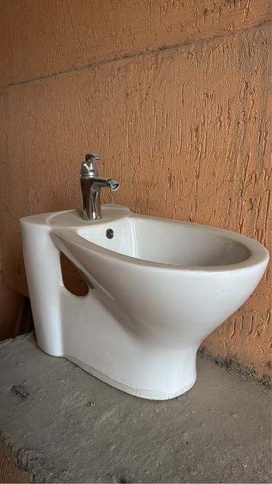 Продам биде с краном