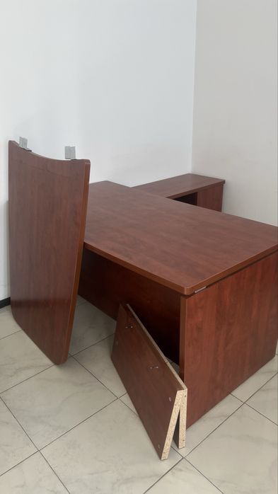 Стол руководителя со всеми принадлежностями