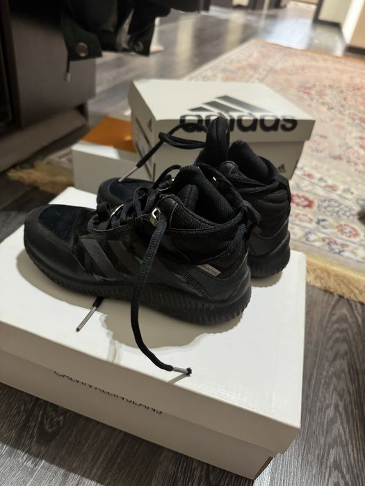 Продам демисезонные кроссовки Adidas оригинал