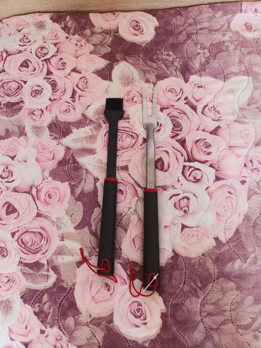 Вилица за грил+четка за мариноване.Комплекта 3,50 евро.