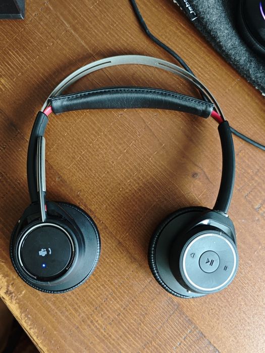 Căști wireless Plantronics Voyager Focus cu stand