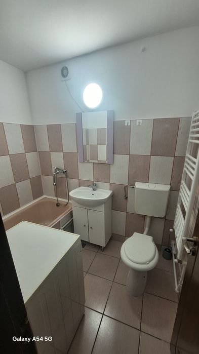 Închiriez garsoniera