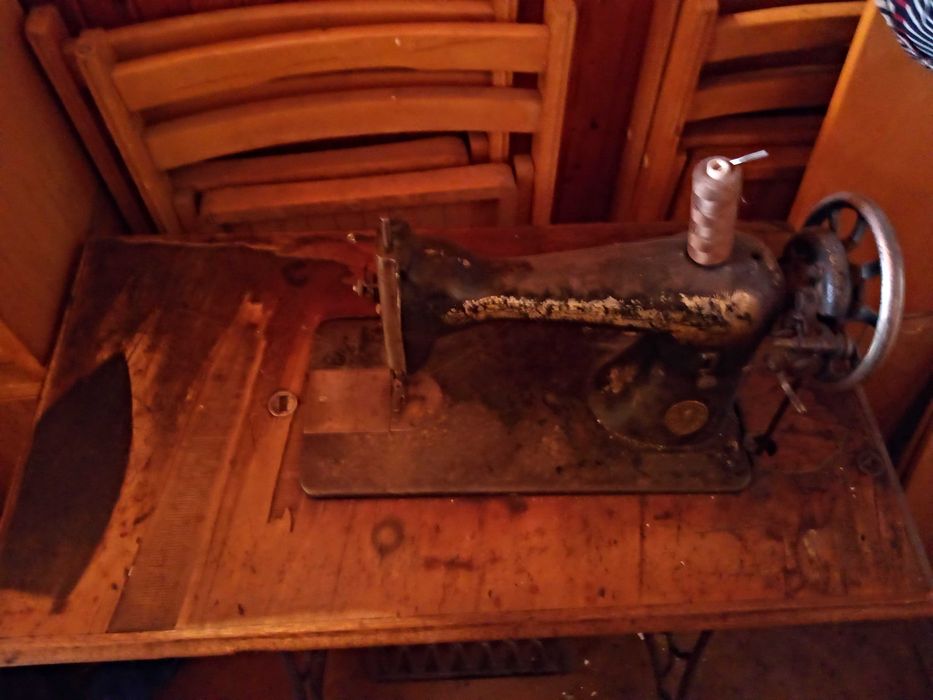 Продавам оригинална крачна шевна машина Singer, произведена през 1912 година в Шотландия. Сериен номер: F2056326.