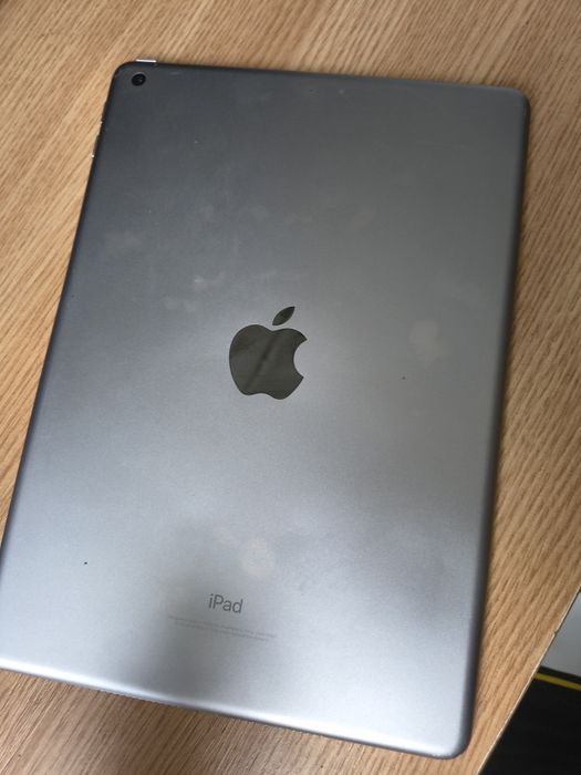 Vând iPad tableta la un preț negociabil