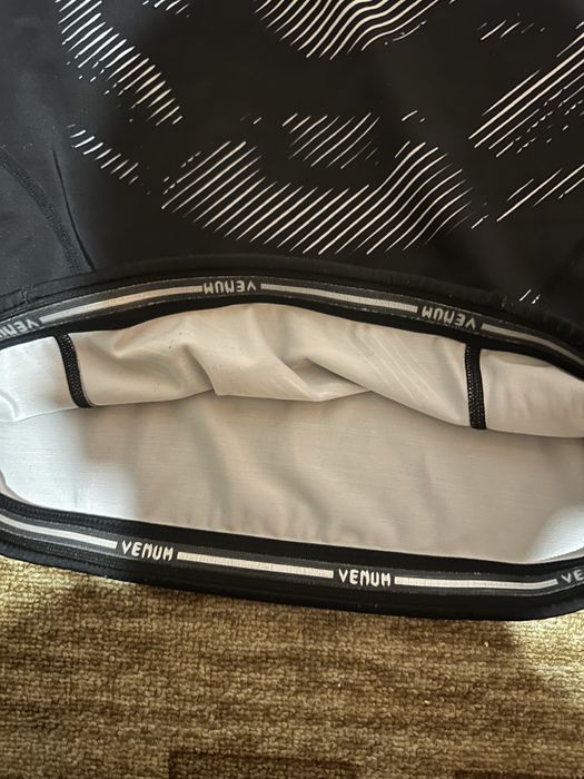 компресионна спортна блуза (rash guard) от марката Venum.