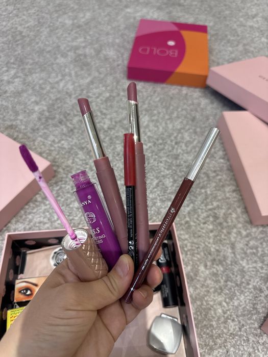 Целый бокс Разной косметики:парфюм, 6 помад 2 карандаша для губ, сереж