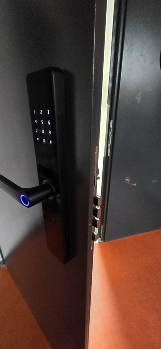 Lacatus usi NON STOP Montaj YALE smart deblocari usi metalice  Montaj