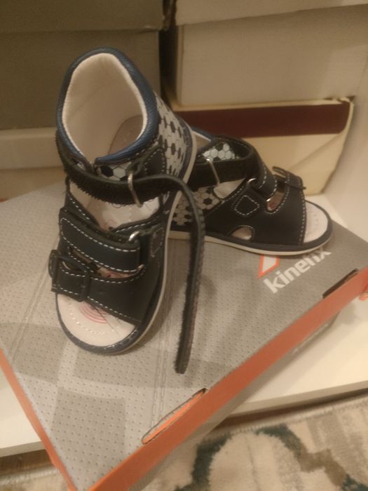 Продам детскую обувь