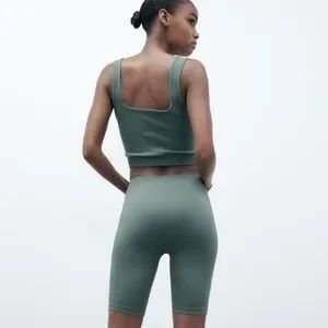 Спортен комплект: клин и топ