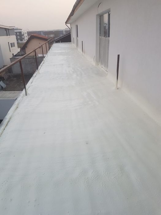 Izolatie spumă poliuretanica .Izolatii Mansarda Poduri Hale