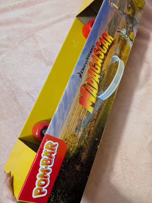 Skateboard nou 57 cm cu desene din filmul Madagascar