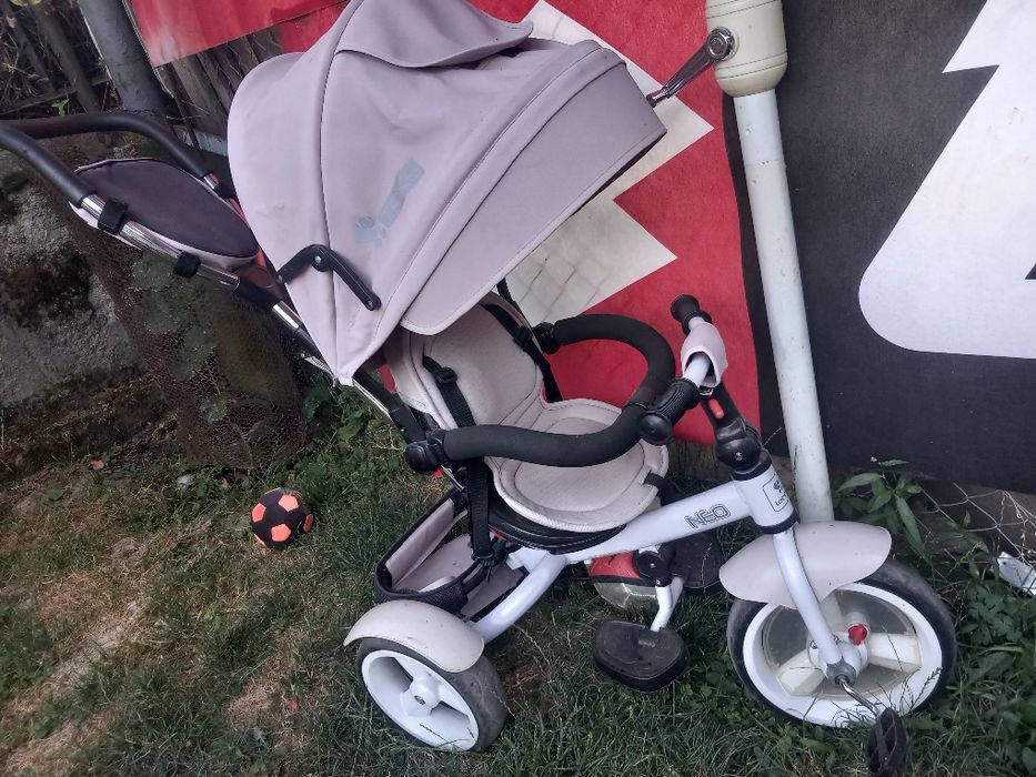 триколка със сенник на марката Lorelli.