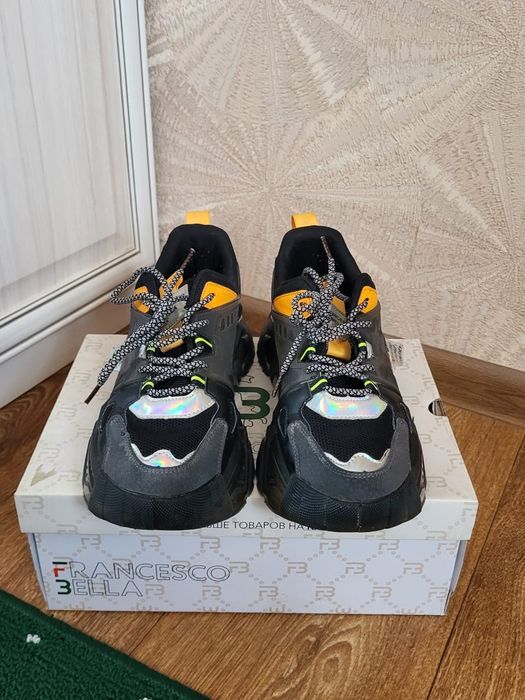 Кроссовки женские