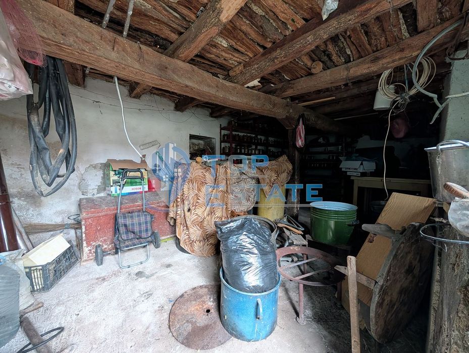 Едноетажна къща с вътрешна баня и кладенец в село Джулюница