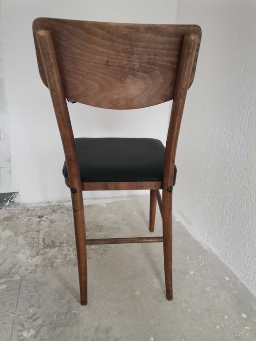 6бр.Столове с черна кожа и дърво.