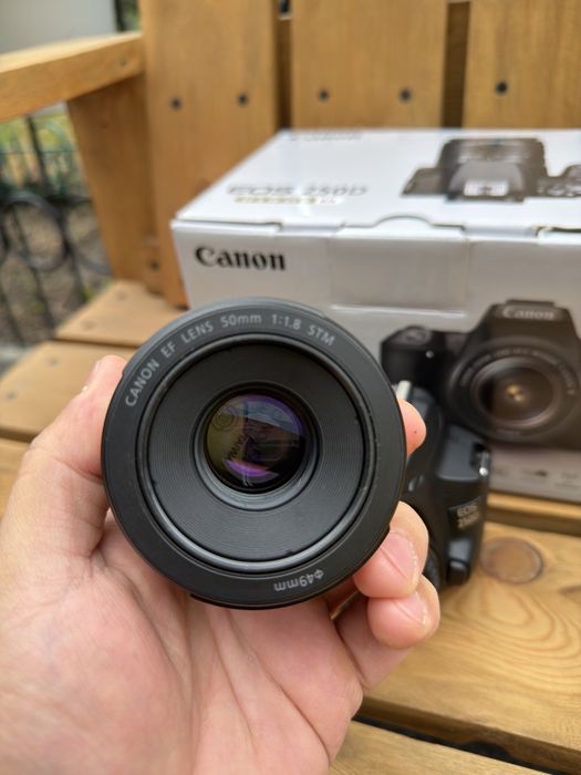 Фотоаппарат Canon EOS 250D