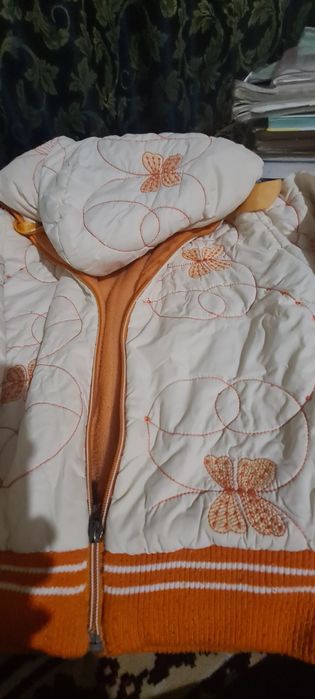 Продам куртку  на весну 3-5лет