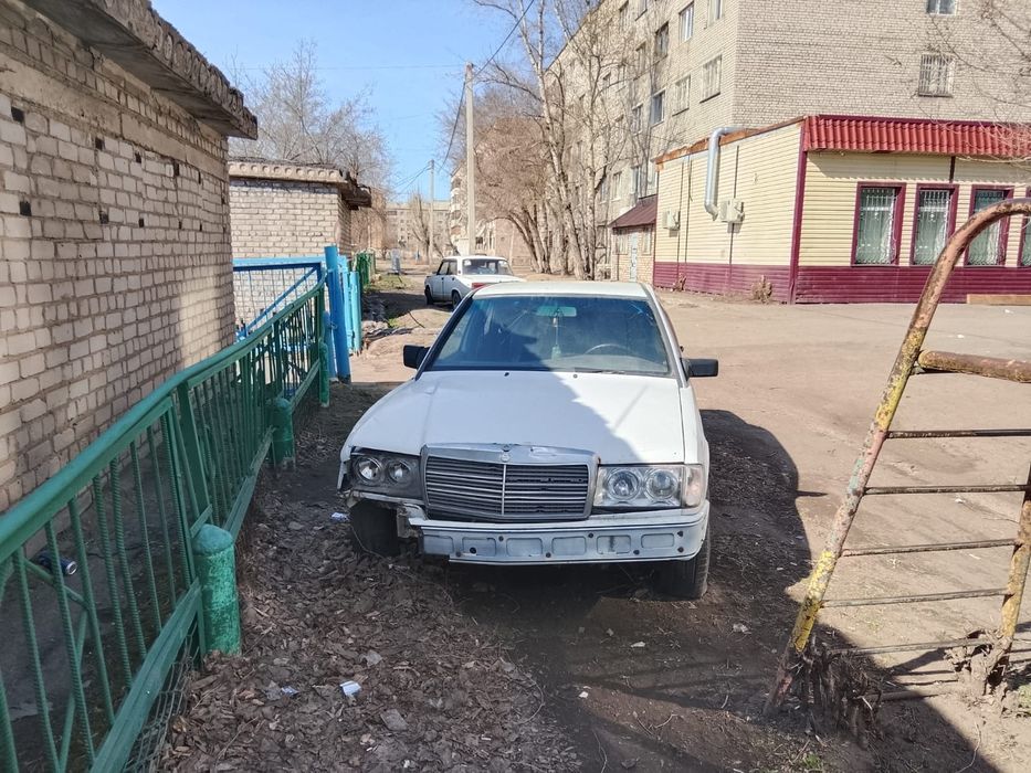 Продам машину 400000 торг есть