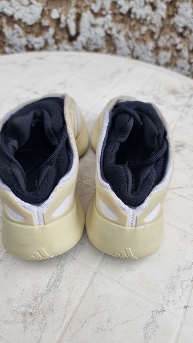 Adidas Yeezy 700