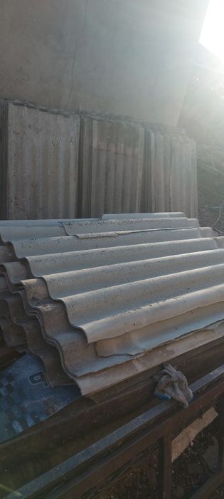 Оконные рамы и шифер старые.