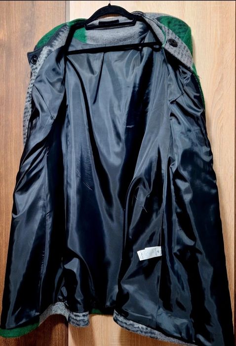 Palton din lana, culoare verde,cu negru si gri,purtat o singura data.