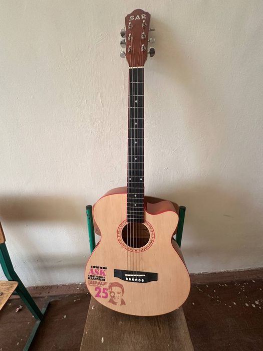 Gitara akustika.