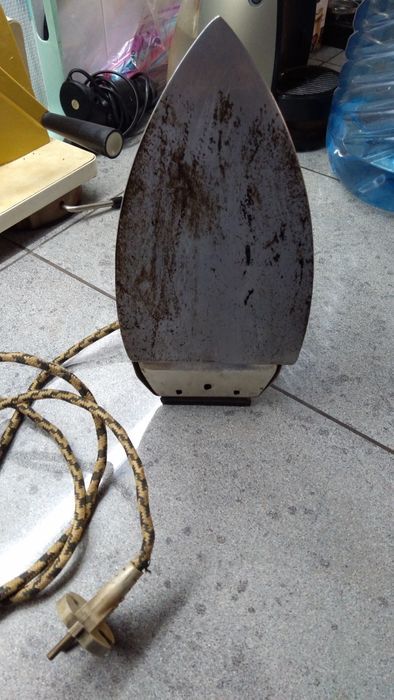 Метална работеща ютия