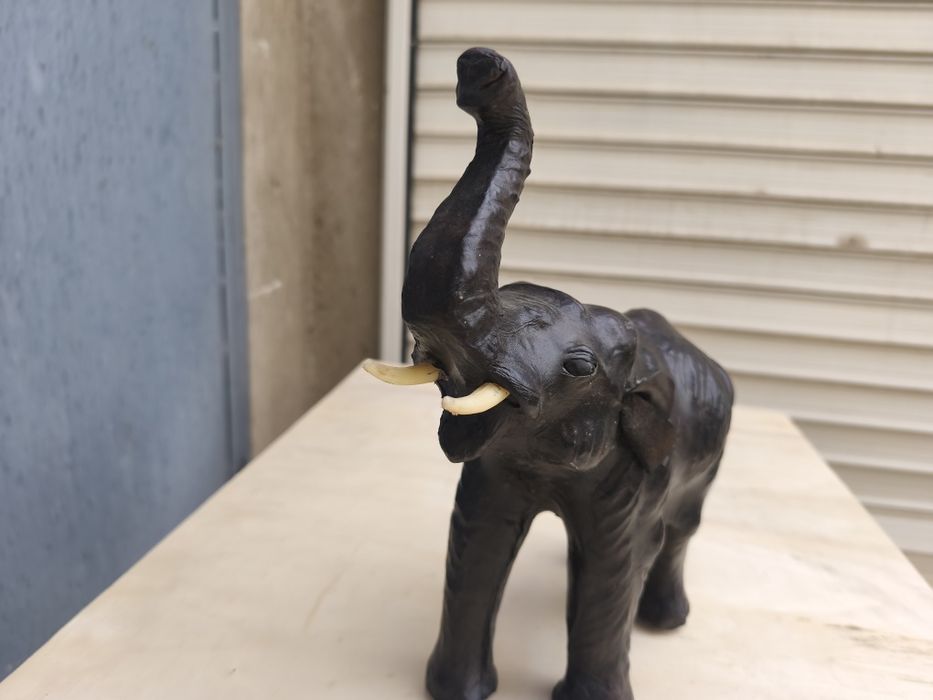 Кожена фигурка / статуетка на слон