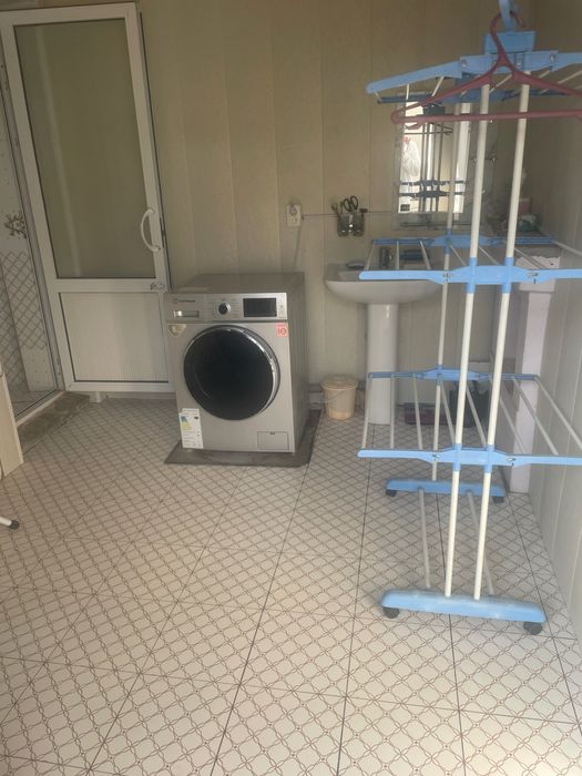 Uy Yangiyolda joylashgan