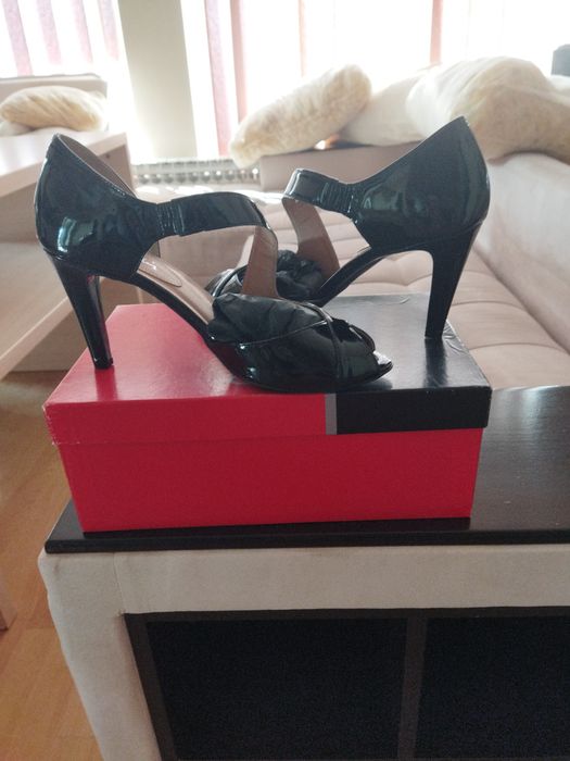 Продавам чисто нови дамски черни  обувки