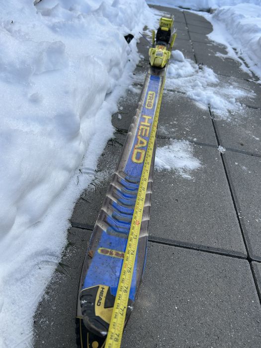 Vând schiuri 200 lei perechea!