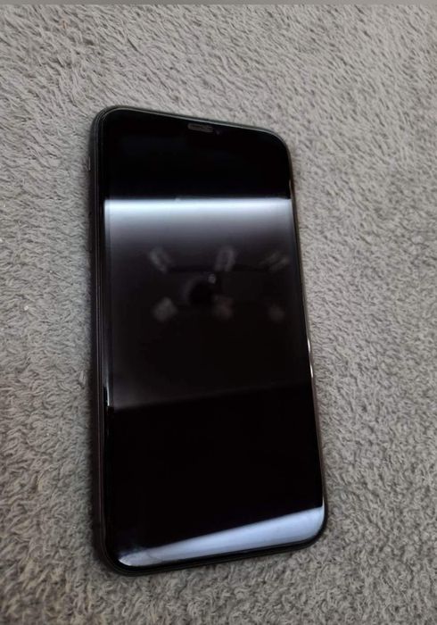 iPhone 11 256gb Черен + три оригинални калъфа