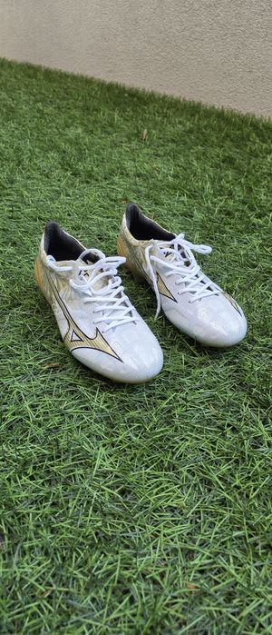 Mizuno Alpha- Sergio Ramos model
