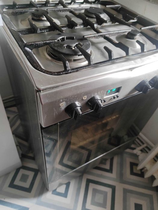 Aragaz INDESIT cu plită cu gaz si cuptor electric