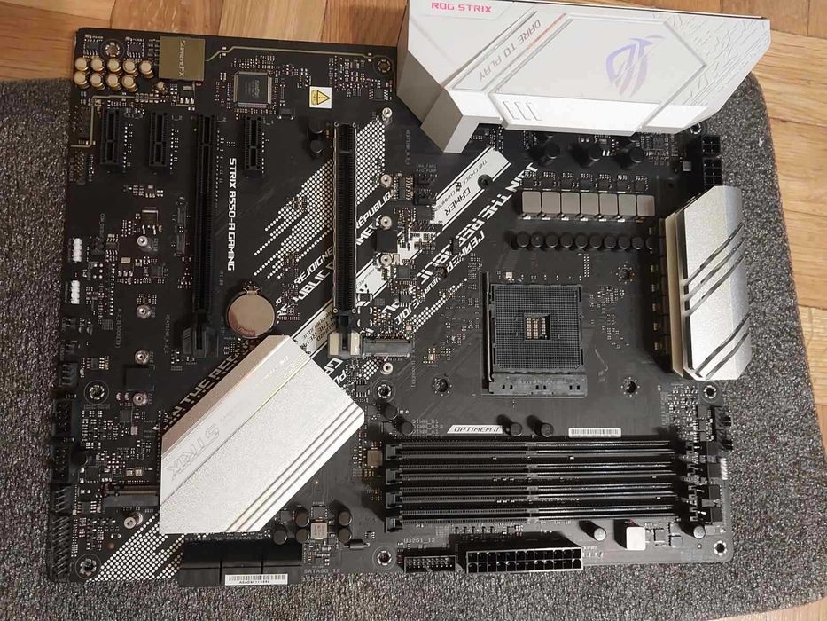 Asus Rog Strix B550-A Gaming (за части / ремонт)