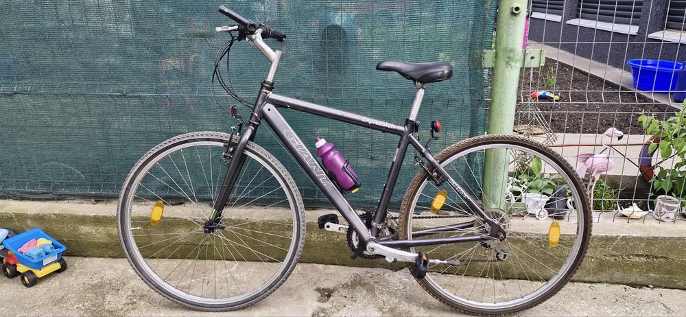 Vînd bicicletă Giant de aluminiu,preț 350 lei, negociabil.