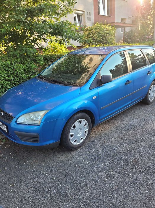 Vând Ford Focus 2, diesel, an2006, itp valabil Iulie 2026,functional,AC,geamuri electrice față, cutie viteze manuală. Preț 1300 euro. Tel. 0728171868.