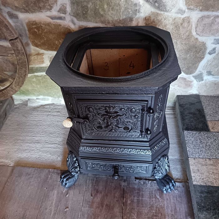 Sobă veche din fontă
