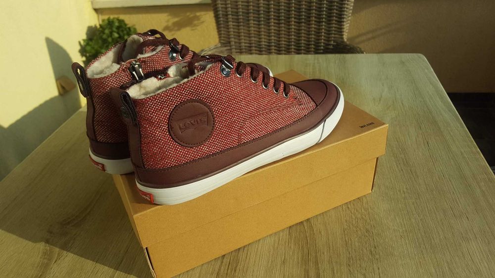 Levi's LEVIS нови оригинални кецове