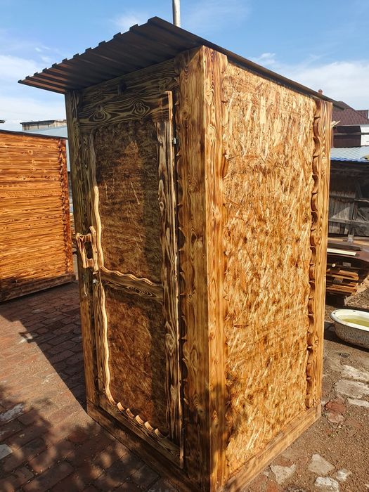 Уличный деревянный туалет