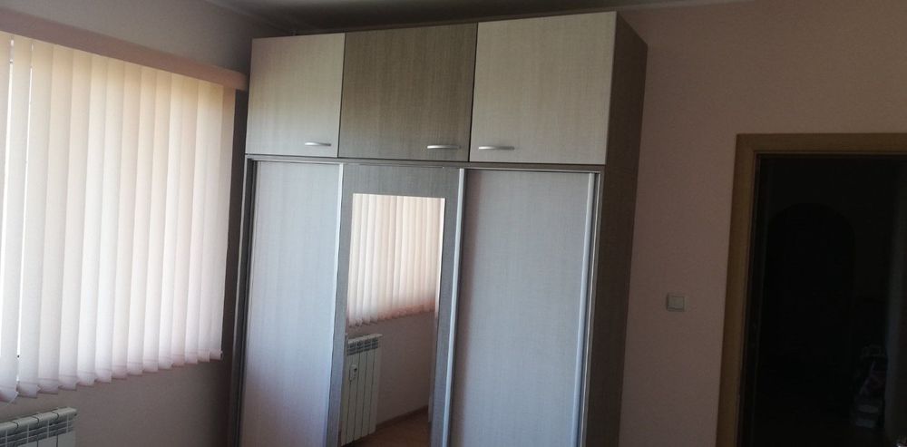 Гардероб с плъзгащи врати и огледало