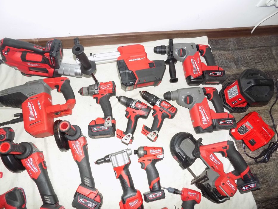 Scule Milwaukee ,  M 12  si  M 18  in stare buna de functionare  , acumulatori Milwaukee